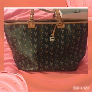 Un used Dooney Bag